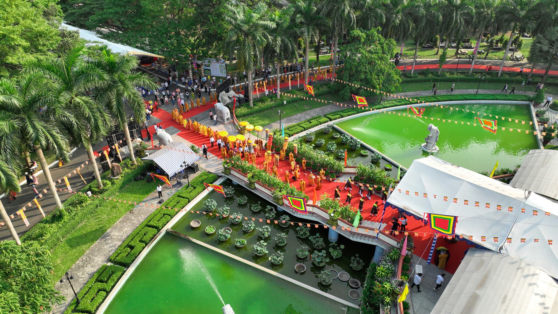 Khung cảnh chùa thanh tịnh trong ánh nắng sớm